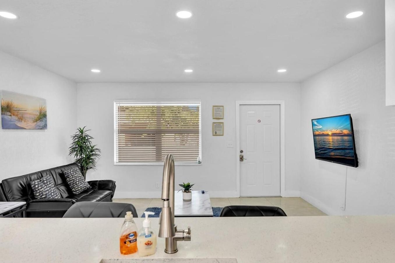 2 Bdrm Modern House Mins From Beach & Casino Hb1 Hallandale Beach Exterior photo