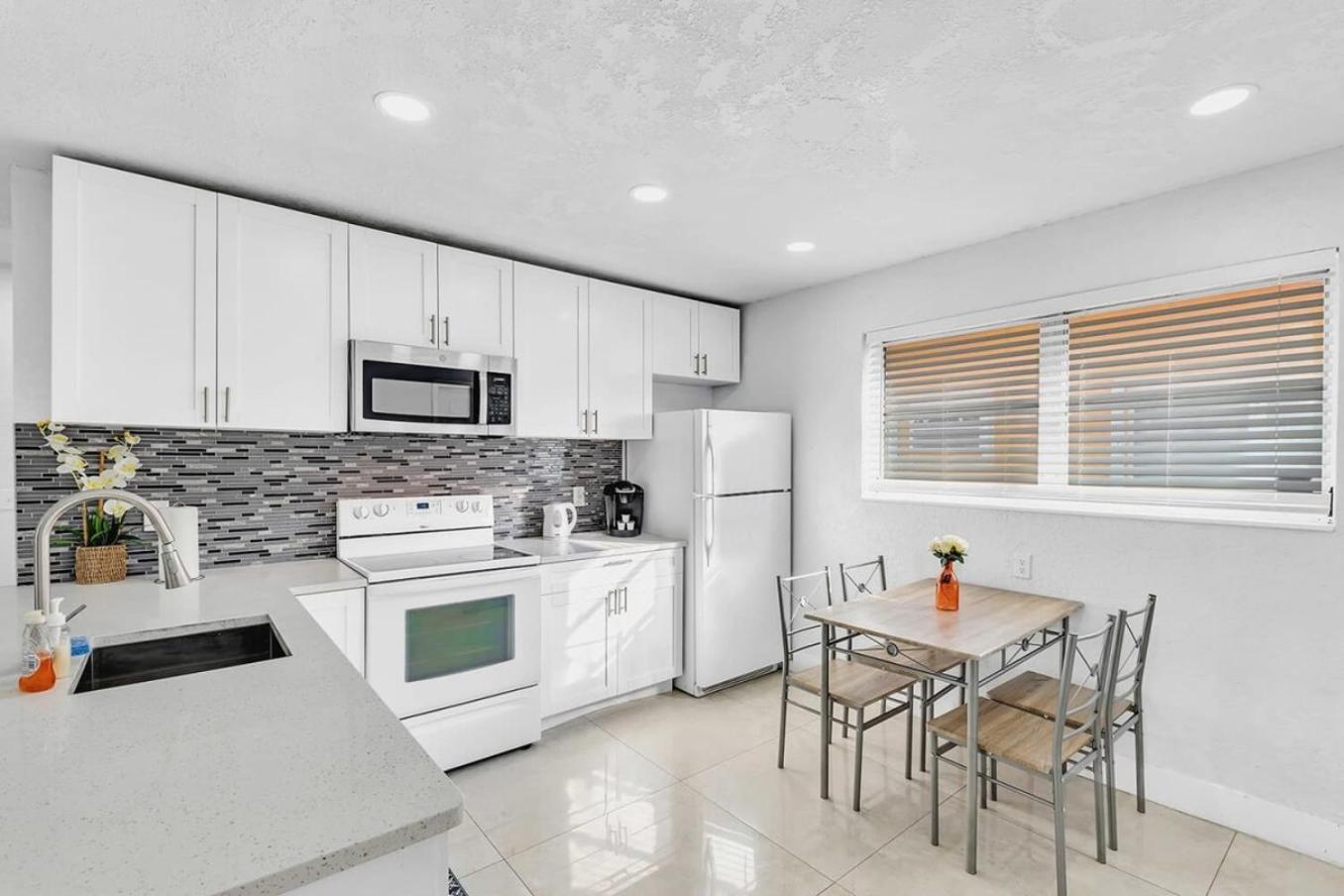 2 Bdrm Modern House Mins From Beach & Casino Hb1 Hallandale Beach Exterior photo